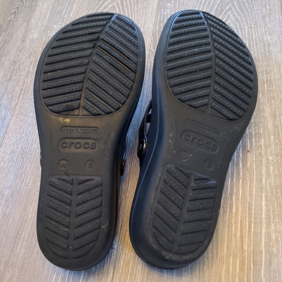 Clearout Final Crocs Flip Flops Sanrah Women's SZ 6 Black with Bronze Medallion - Picture 3 of 4